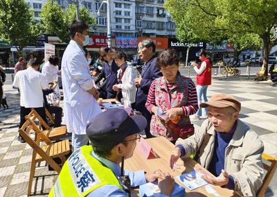 公益服务巡游便民又暖心 理发、政策宣传与健康咨询温暖人心